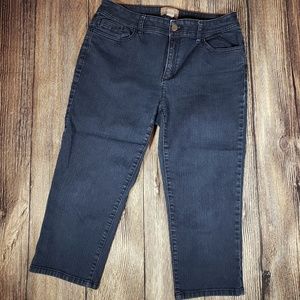 🔥Chicos .5 denim capri dark wash